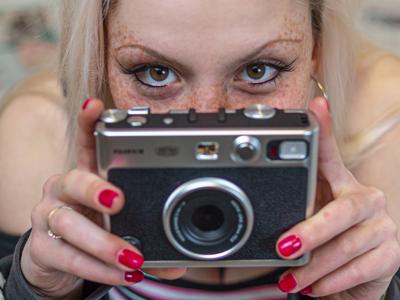 INSTAX MINI EVO: LA FOTOCAMERA ISTANTANEA DEL FUTURO