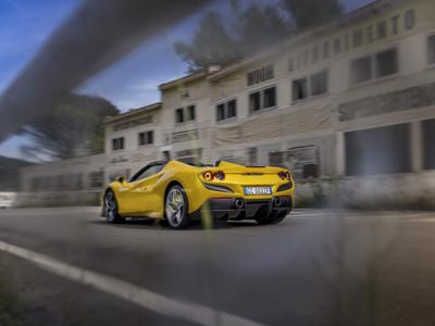 Con la nuova Canon R5 all'inseguimento di una Ferrari