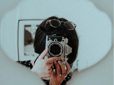 Qual è il vero motivo per cui scattiamo foto: vanità o voglia di raccontare?